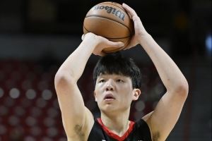 媒体人:杨瀚森对抗状态下左手爱扒拉 因核心力量和对抗能力不足