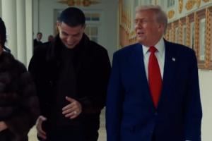  白宫官方社媒晒C罗与特朗普同行视频，配文：两位GOAT